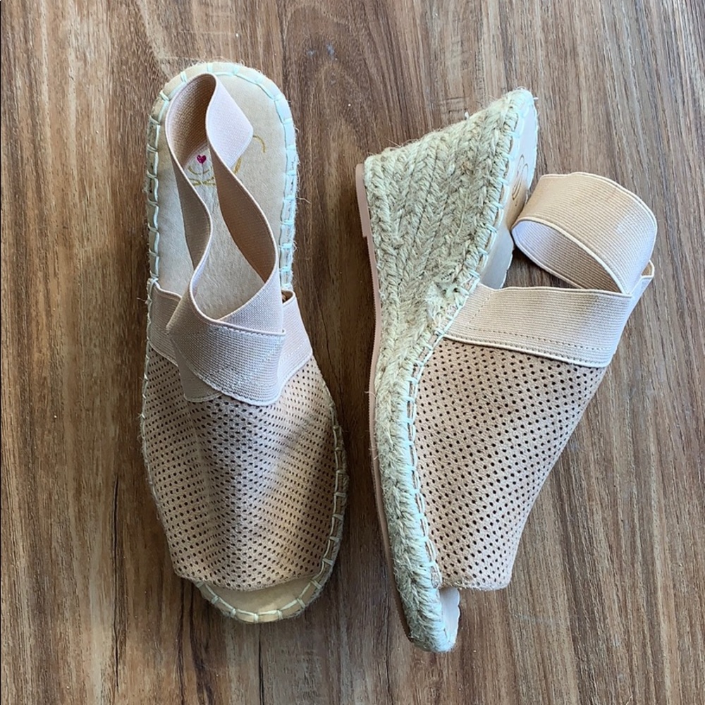 NWOT Tan wedges